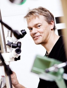 Edvard Moser med mikroskop