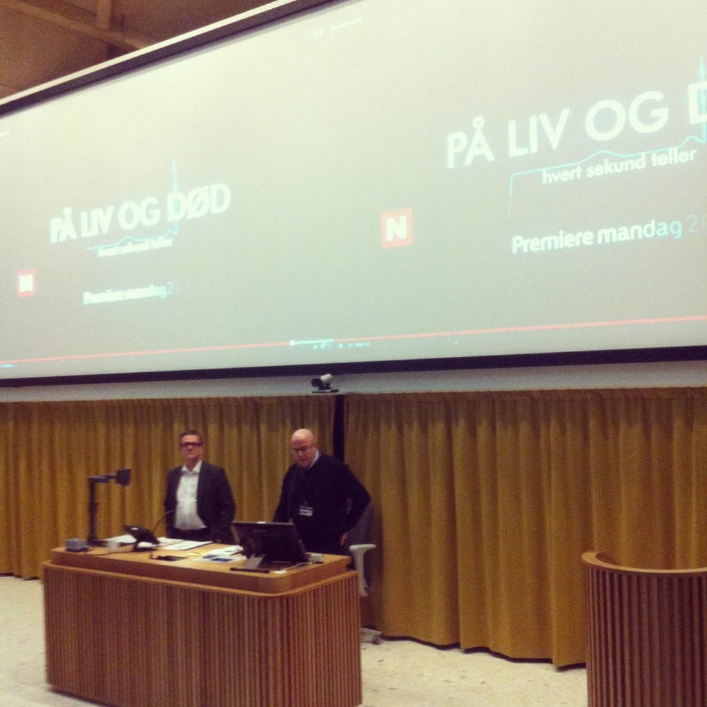 Nils Kvernmo og Stig Slørdahl viste klipp fra TVNorge-serien "På liv og død", som også er filmet på St. Olav (Foto: Karina Bjørkedal)
