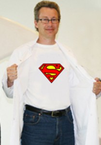 Når Ivar Skjåk Nordrum tar av  seg legefrakken blir han en #superhelt i forskningsformidling 