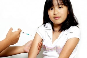 Ei jenter får vaksine. Foto: iStockPhoto