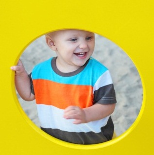 ustrasjonsbilde: liten gutt i gul ring
