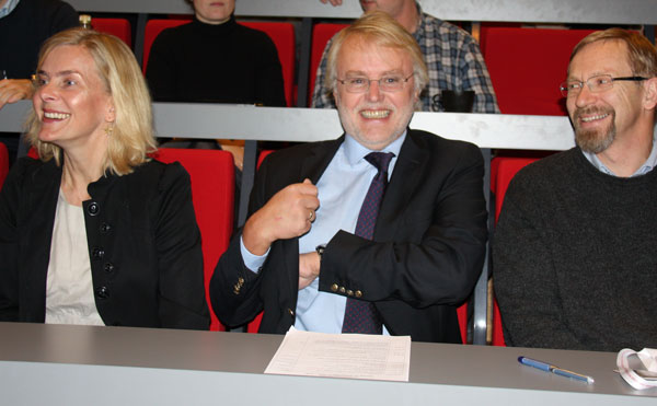 Fornøyde forskere, fra venstre: nestleder CEMIR, Trude Helene Flo, leder for CEMIR, Terje Espevik, Insituttleder Institutt for kreftforskning og molekylær medisin Magne Børset.