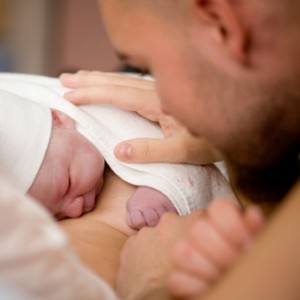 Nyfødt baby og far. Illustrasjon: Photos.com