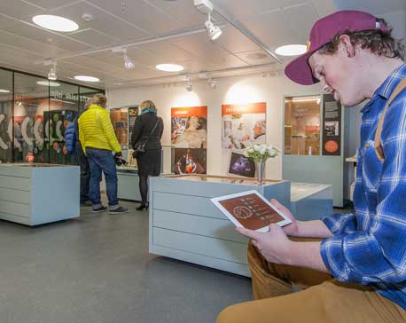 mann ser på iPad i Medisinsk museum
