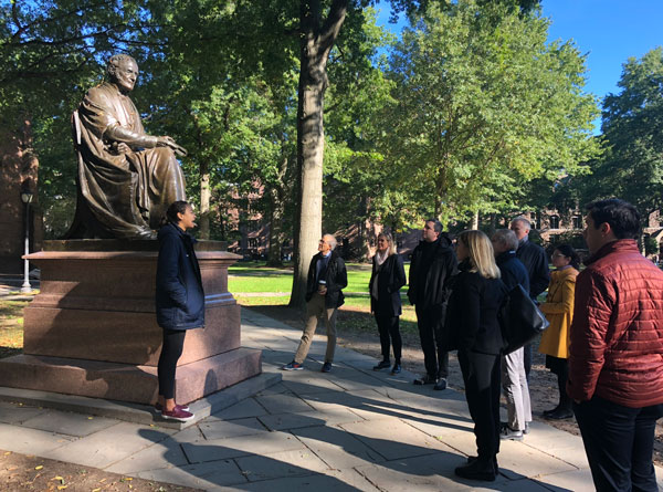 Omvisning på Yale Campus. Deltakerne foran statuen av tidligere Yale president Theodore Dwight Woolsey. 